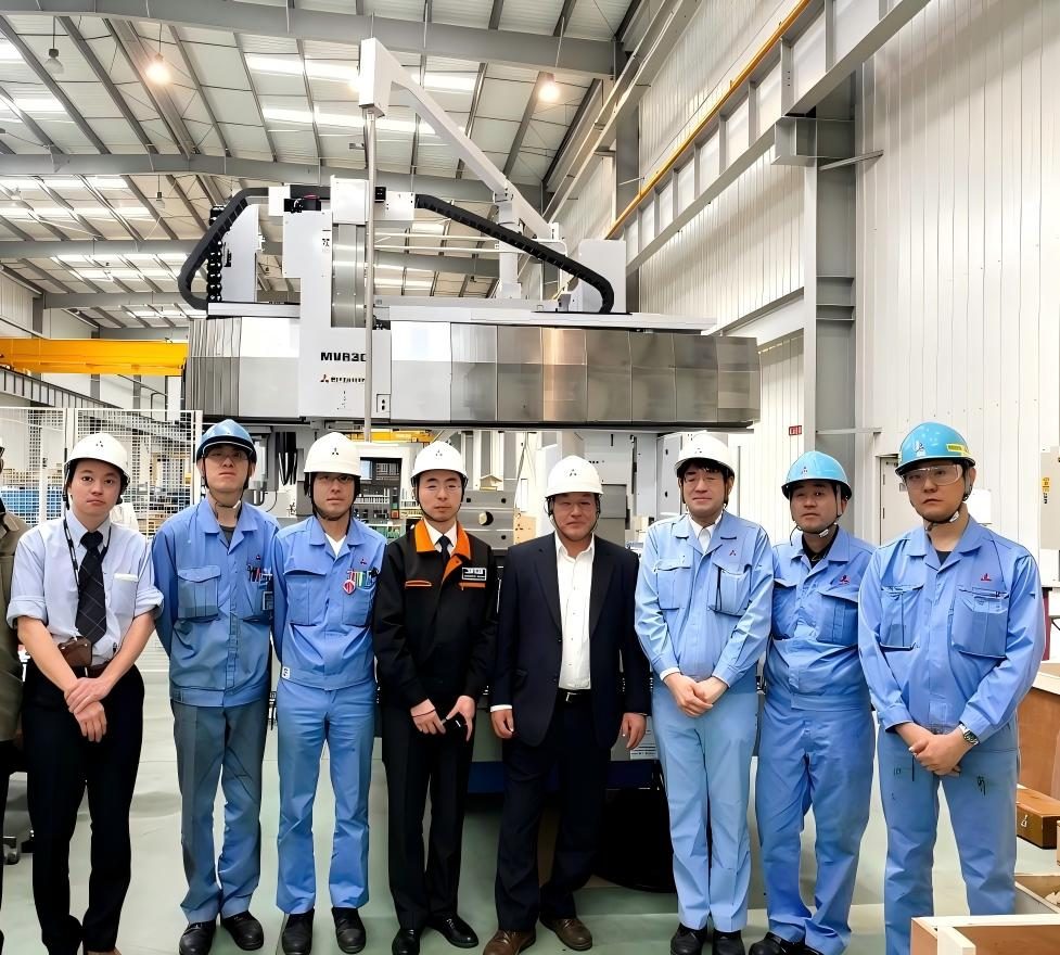 2012 年嘉诚达团队与三菱重工工程师在常熟工厂验收 MVR 系列龙门一号机合影